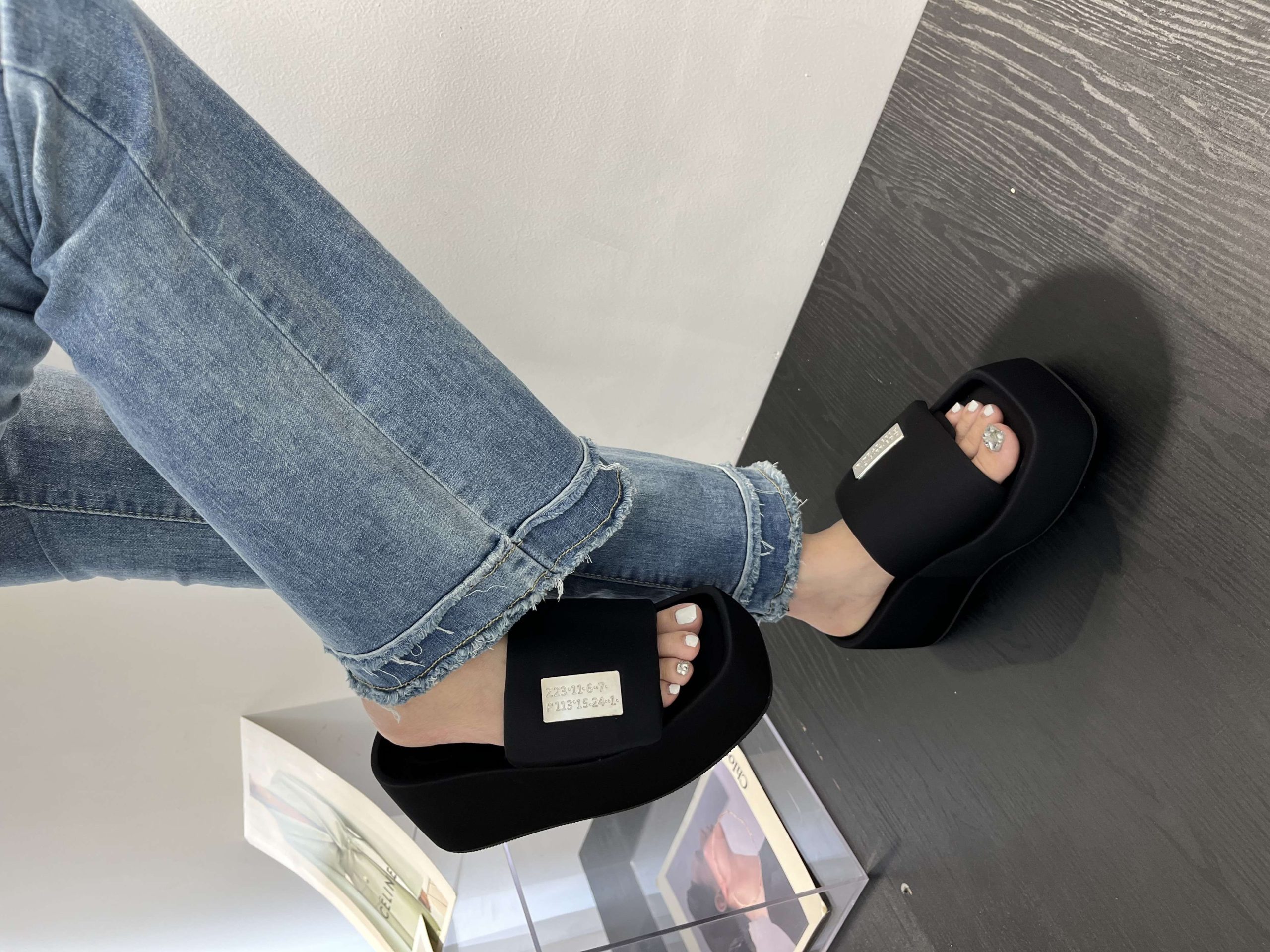 2024 Summer New European Style Chunky Platform Metal Fashion Casual Magic Tape Outdoor Beach Slippers - Image 3