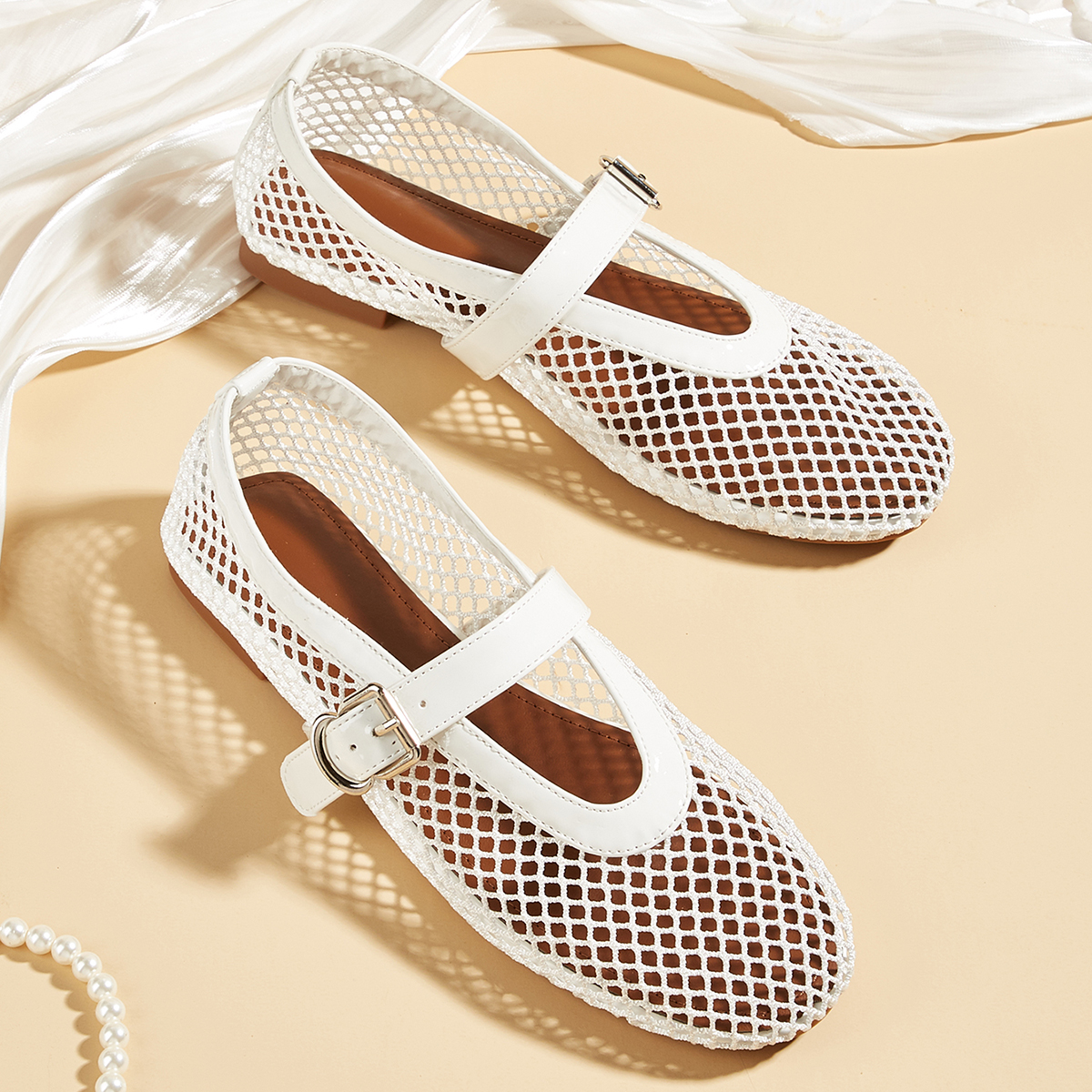 2026 New Women's Breathable Hollow Out Flat Shoes